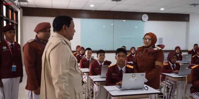 Prabowo Tinjau Sekolah Rakyat Banjarbaru, Ada Fasilitas Smartboard hingga Laptop Persiswa
