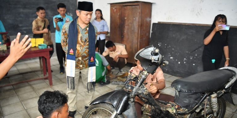 Tinjau Bengkel Siswa