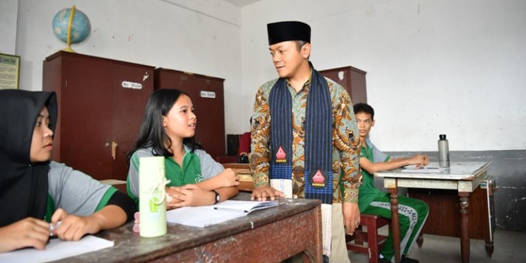 Wamen Fajar Apresiasi Semangat Belajar Siswa di Pematangsiantar