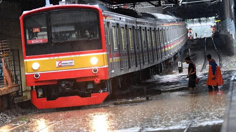 Pohon Tumbang dan Rel Tergenang Banjir, Operasional KRL Terdampak