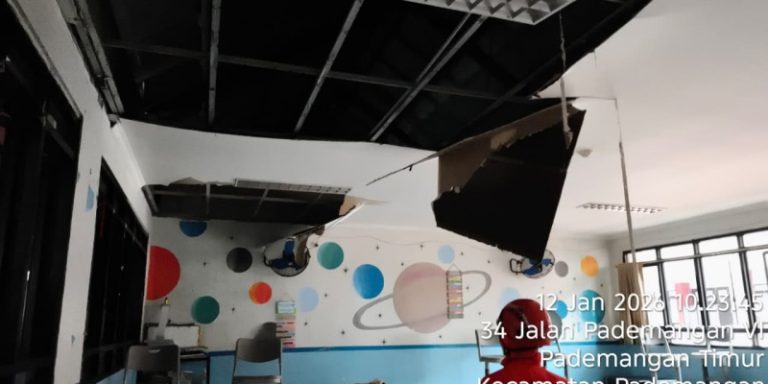 Plafon SDN 05 Pademangan Timur Roboh Saat Siswa Sarapan MBG
