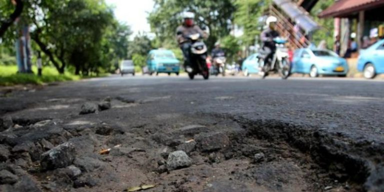Perbaikan Jalan Berlubang di Jakarta Tunggu Cuaca Membaik