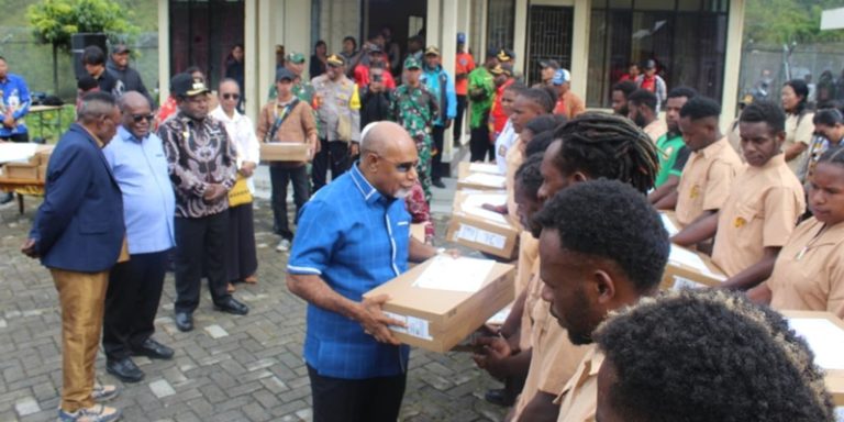 Gubernur Papua Tengah Bagikan Laptop Gratis ke Pelajar