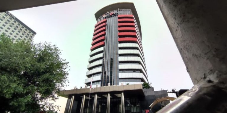 Tersangka Korupsi CSR BI Belum Ditahan, KPK Takut pada DPR?