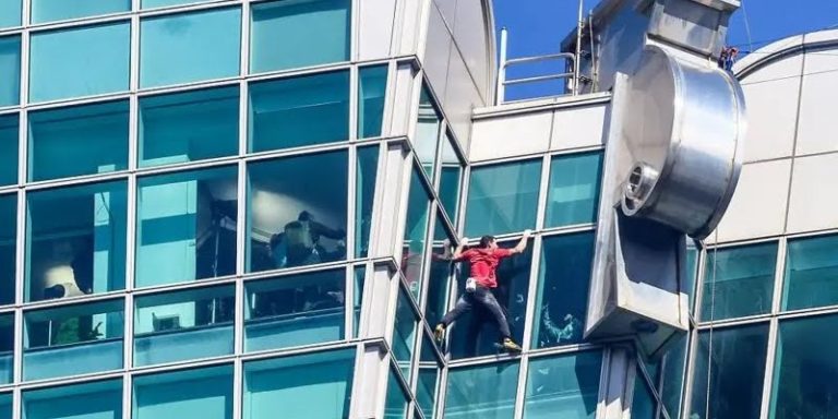 Alex Honnold Panjat Gedung Taipei 101 Tanpa Alat Pengaman