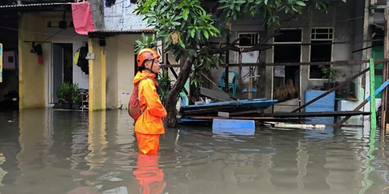 Puluhan RT dan Ruas Jalan di Jakarta Masih Terendam Banjir
