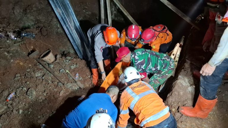 4 Orang Tewas Tertimbun Tebing Longsor di Jatinangor : Okezone News