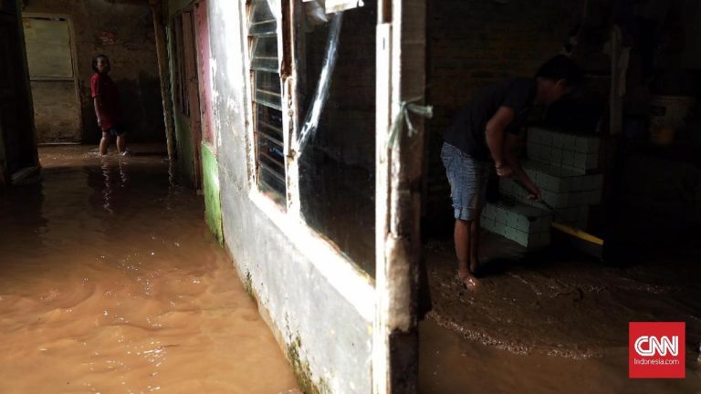 Banjir Rendam Kebon Pala Jakarta Timur hingga Satu Meter