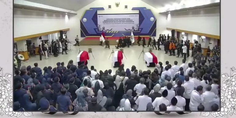 Menteri KKP Pingsan di Tengah Upacara Pelepasan Korban Pesawat ATR