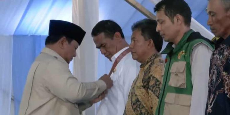 Mentan Amran Terima Bintang Jasa Utama dari Presiden Prabowo