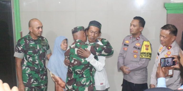 Disanksi Disiplin, Serda Heri Minta Maaf dan Peluk Pedagang Es Gabus