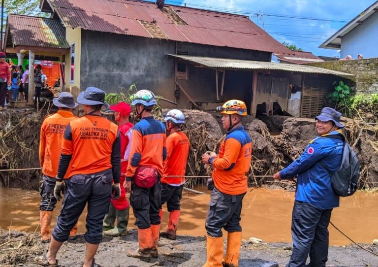 Banjir Bandang Melanda Desa Sangkanayu, Personil Kwarcab Purbalingga Bantu Penanganan Bencana