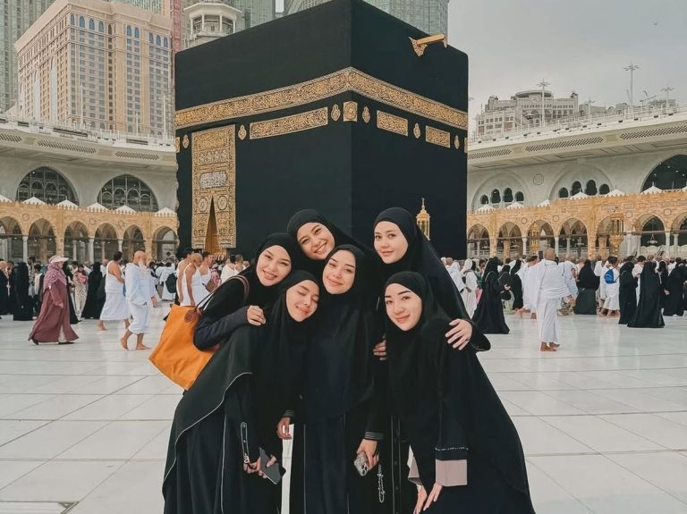Persahabatan Lula Lahfah, Awkarin Unggah Foto Umrah: Til Jannah, Al-Fatihah : Okezone Women