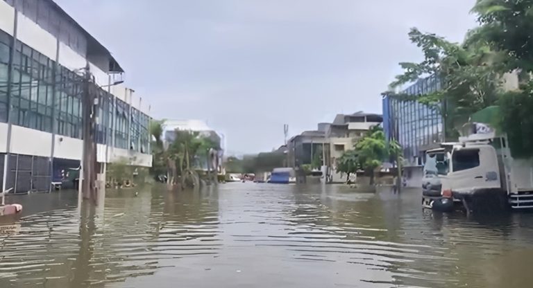 Tolong! Kawasan Pergudangan di Teluk Gong Jakarta Utara Masih Terendam Banjir : Okezone News
