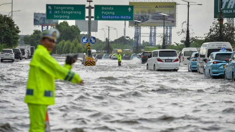 Kala Akses Jalan ke Bandara Soekarno Hatta Direndam Banjir