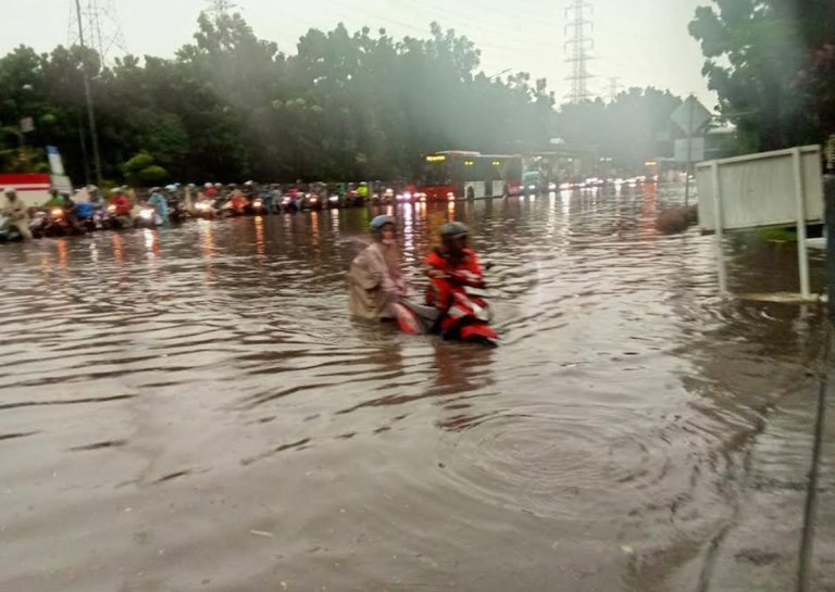 Jakarta Banjir, Berikut Lokasi Ratusan RT dan Puluhan Jalan Terendam : Okezone News