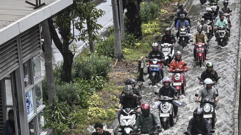 Jalan Daan Mogot Macet Imbas Pemotor Lawan Arah Hindari Banjir