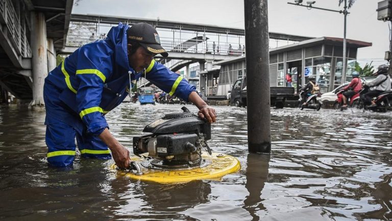 Jalan Daan Mogot Lumpuh karena Banjir