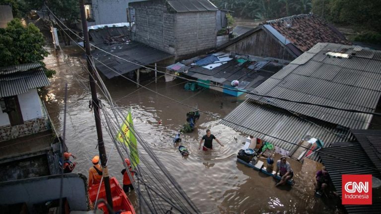 Cerita Lansia Perabot Rumah Habis Disapu Banjir 2 Meter di Pejaten