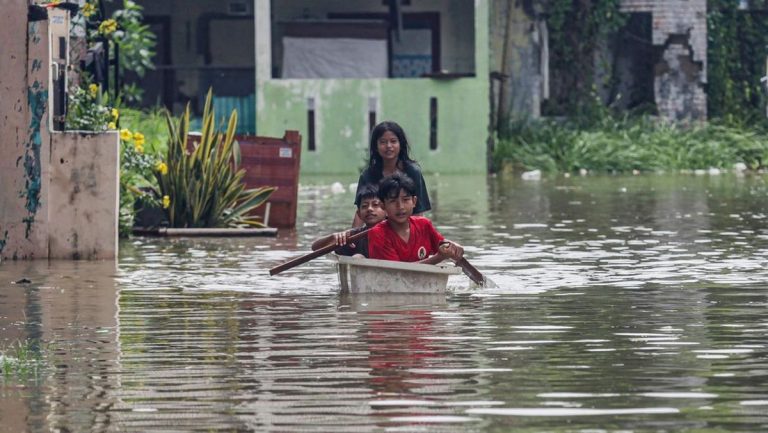 Banjir 2 Meter Kepung Desa Sukamekar di Bekasi, Ribuan Mengungsi