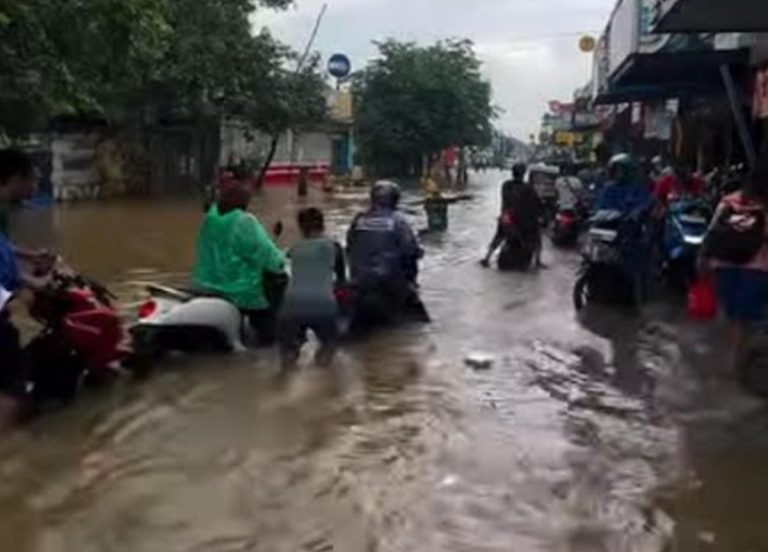 Akses Jalan Bintara Bekasi Terputus Imbas Banjir Setinggi 60 cm : Okezone News