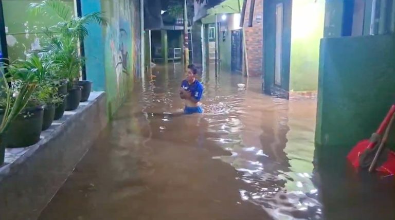 Banjir di Kebon Pala Jakarta Timur Masih Setinggi 80 cm : Okezone News