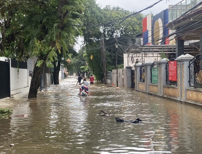 Ketika Banjir di Petogogan Jaksel Jadi Tempat Anak-Anak Bermain : Okezone News