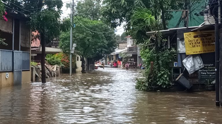 Pondok Karya Mampang Terendam Banjir, Ketinggian Air 60 Cm : Okezone News