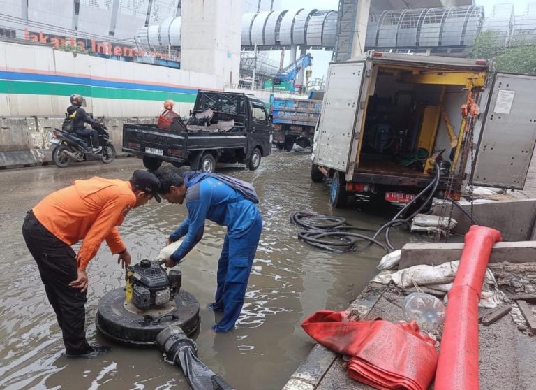 Banjir Rob Rendam Jalan RE Martadinata Jakut : Okezone News