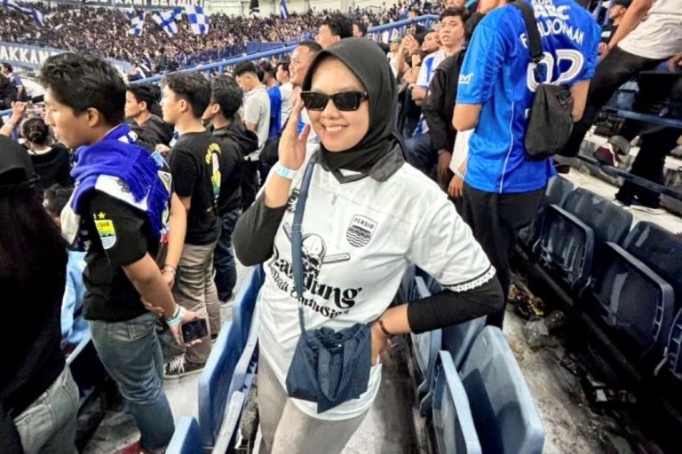 Prediksi Bobotoh Cantik Azkiyyah Nur Syifa: Persib Bandung Hajar Persik Kediri 2-0! : Okezone Bola