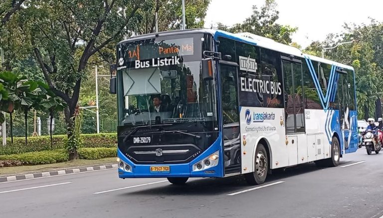 Imbas Hujan Deras, Layanan Sejumlah Rute Transjakarta Terganggu : Okezone News