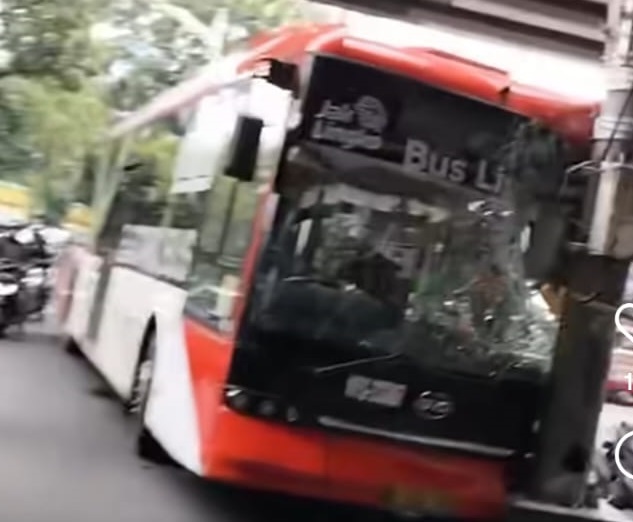 Bus Transjakarta Tabrak Tiang Listrik di Tanjung Barat Jaksel, Seorang Penumpang Terluka : Okezone News