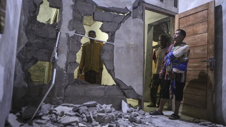 Sejumlah Rumah Rusak, Warga Tertimpa Teras