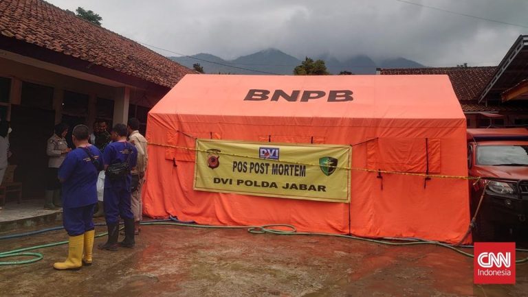 Gundah Adria di Posko Longsor Cisarua, Menanti 10 Keluarga yang Hilang