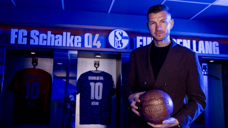 Edin Dzeko Resmi Gabung Schalke dengan Status Bebas Transfer