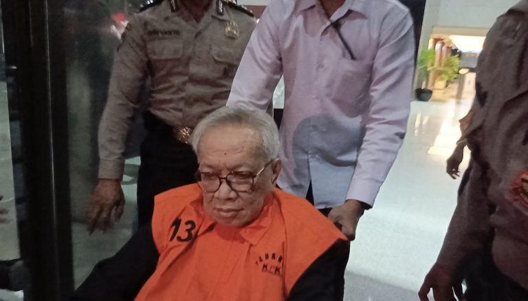 KPK Tahan Eks Direktur Pengolahan Pertamina Chrisna Damayanto Terkait Pengadaan Katalis : Okezone News