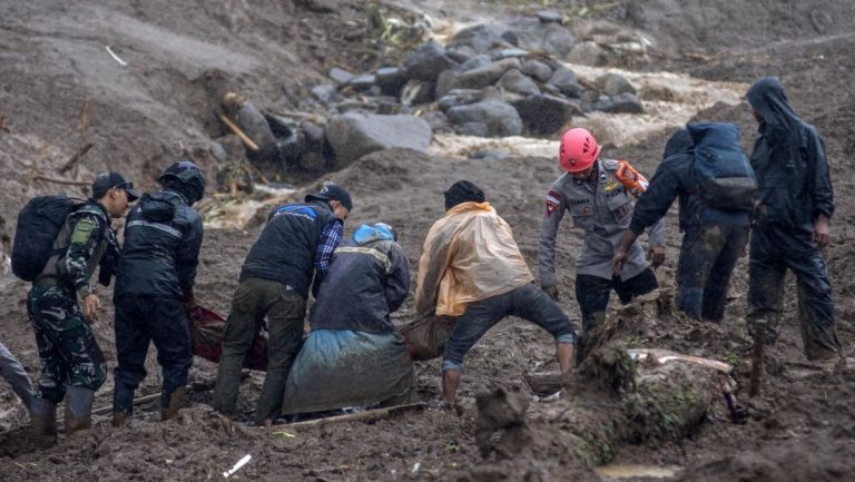 Evakuasi Korban Bencana Tanah Longsor di Cisarua