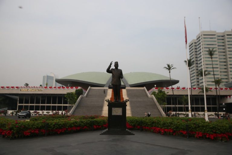 DPR: Reformasi Polri Kunci Penegakan Hukum yang Profesional dan Transparan : Okezone News