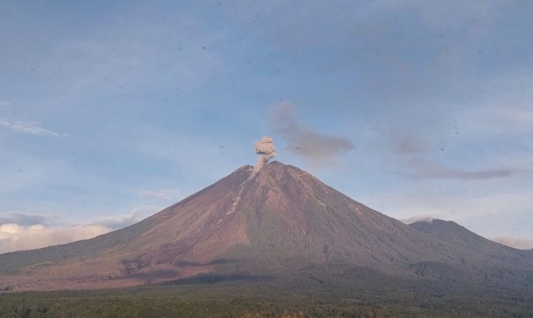 Gunung Semeru Alami 8 Kali Erupsi, Kolom Abu Tertinggi 1.000 Meter : Okezone News