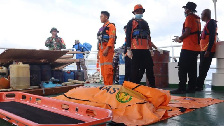 Keluarga Pantau Langsung Pencarian Korban Kapal Karam di Labuan Bajo