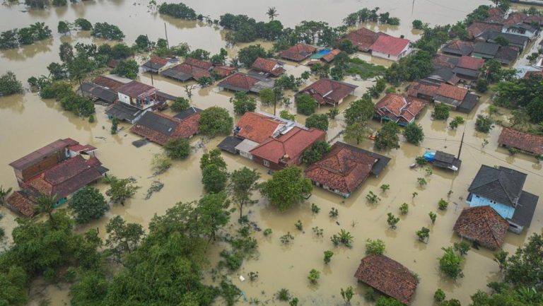 Banjir Berhari-hari Merendam Sejumlah Desa di Karawang