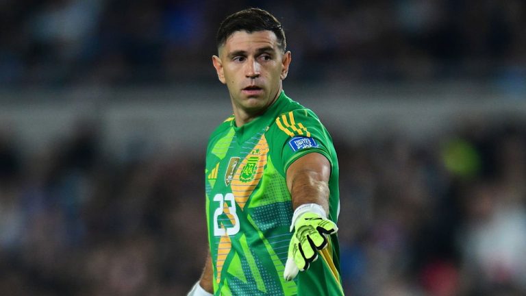 Inter Tegaskan Hanya Bisa Gaji Emiliano Martinez 4 Juta Euro Plus Bonus