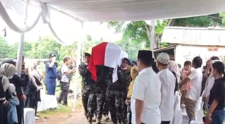 Isak Tangis Keluarga Warnai Pemakaman Yoga Naufal, Pegawai KKP Korban ATR : Okezone News
