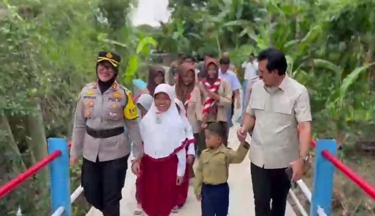 Jembatan Merah Putih Presisi Dibangun Polri, Dua Dukuh di Sragen Kini Terhubung : Okezone News