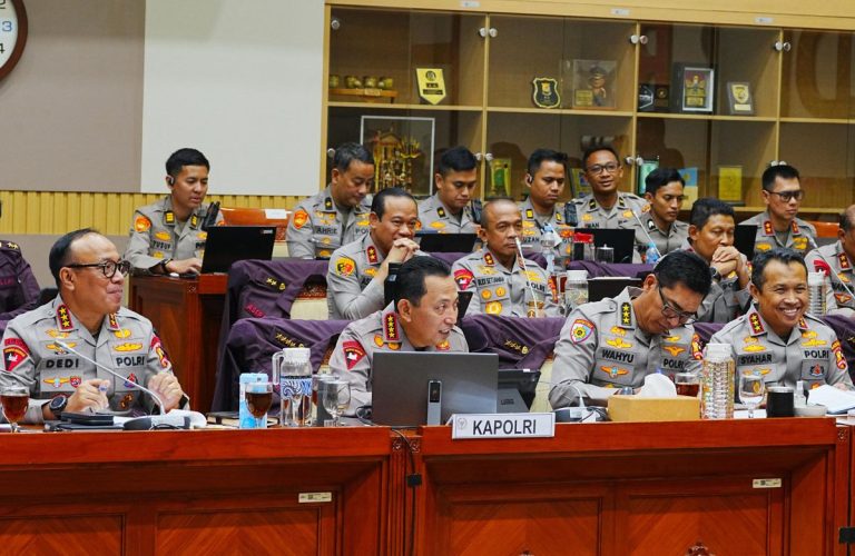 Momen Kapolri Tolak Polri di Bawah Kementerian saat Raker DPR, Ada Kapolda hingga Polisi Muda : Okezone News