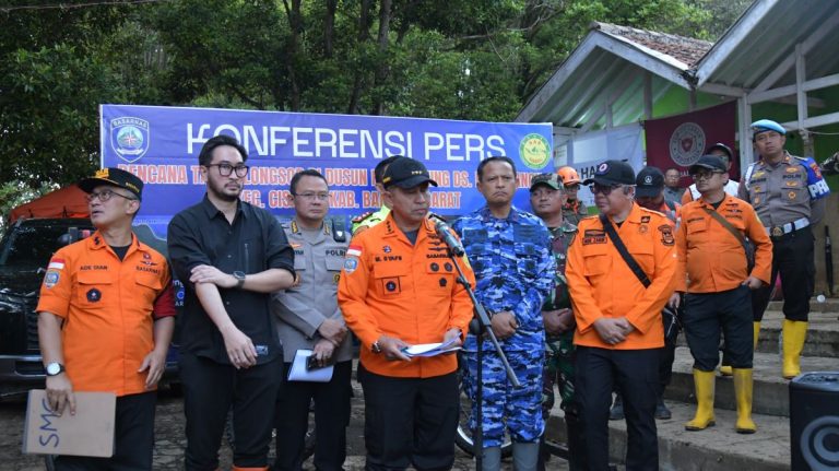 Semua Korban Belum Ditemukan, Operasi SAR Longsor Cisarua Terus Berjalan : Okezone News