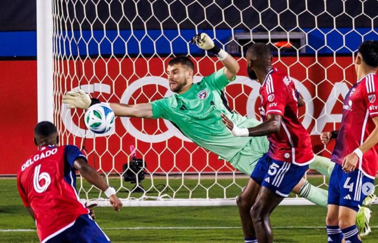 Media Belanda Kaget Kiper Timnas Indonesia Maarten Paes Gabung Ajax Amsterdam: Kabar Mengejutkan! : Okezone Bola