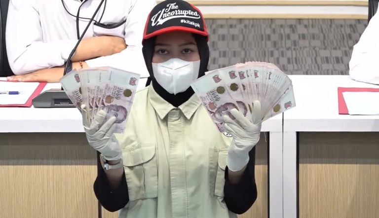 Penampakan Barang Bukti Kasus Pajak di Jakut, Emas 1 Kg hingga Ratusan Ribu Dollar Singapura : Okezone News