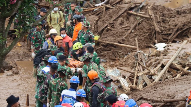Tim SAR Kembali Evakuasi 3 Korban Longsor Bandung Barat : Okezone News