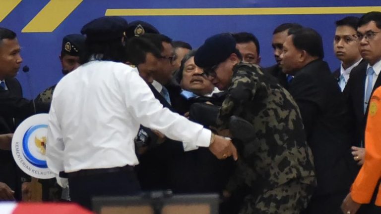 Menteri KKP Pingsan Saat Pelepasan Jenazah Korban Pesawat ATR